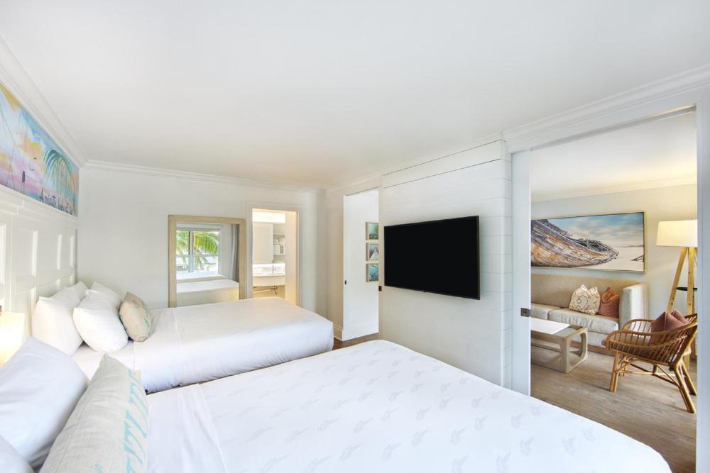 Queen Suite with Pool View interior